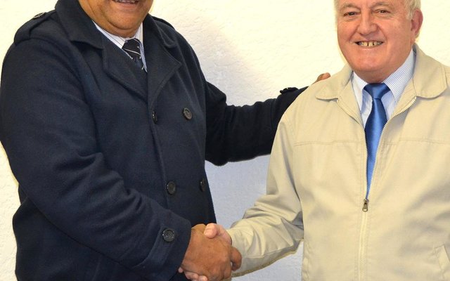 Burgemeester Lincoln de Bruyn wens Raadsheer Johan Nieuwoudt geluk